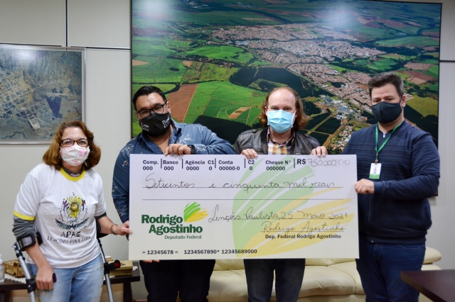Diusa, Papa Gois, Agostinho e prefeito Prado com o cheque simbólico dos recursos encaminhados pelo deputado para Lençóis Paulista