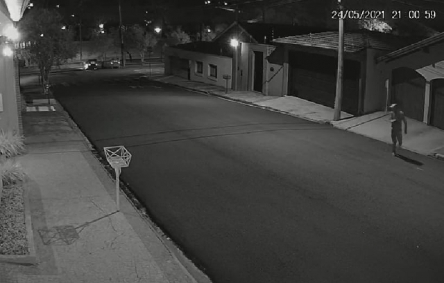 Câmeras de segurança registraram o contentor pegando fogo, ao fundo. Polícia poderá analisar imagens