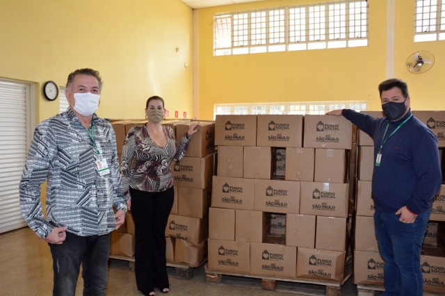 Ney Góes, Priscila e o Prefeito Prado durante a entrega das cestas básicas ao município