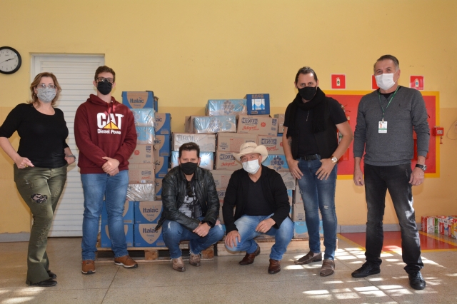 Artistas formalizaram a entrega das caixas de leite na terça-feira, 25