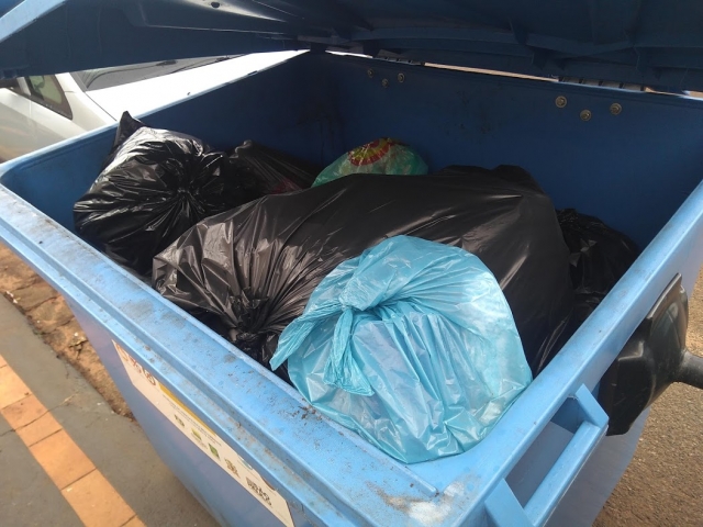 O lixo orgânico deve ser ensacado e dispensado nos contentores azuis