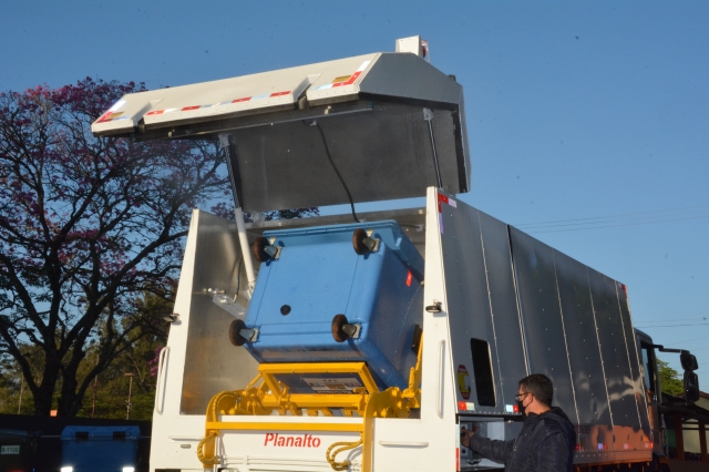 Equipamento adquirido pela administração realiza limpeza sustentável dos contentores