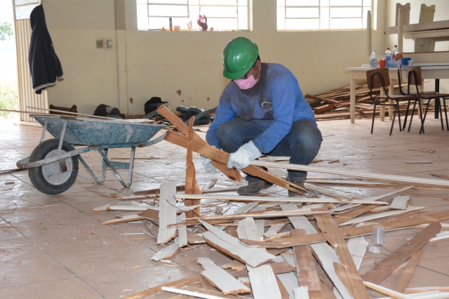 Operário trabalha na área interna do Centro de Convivência