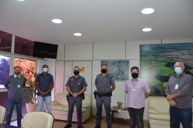 Da esquerda para a direita Rezino, Bibaia, capitão Marcelo, capit]ão Torres, prefeito Prado e o coronel Fantini