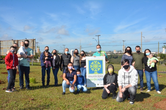 Seguindo normas de segurança, crianças e familiares participaram de plantio