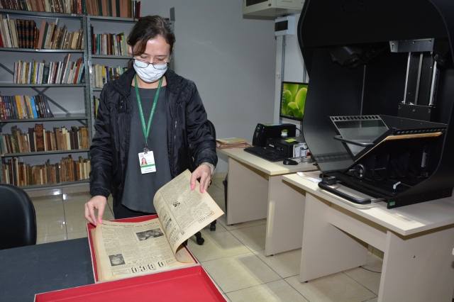 Servidora da Secretaria de Cultura em um dos espaços do Centro de Documentação Histórica; acervo do centro está disponível para consultas por meio da Biblioteca Digital