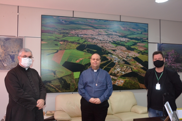 Cônego Marcelo, padre Márcio e o prefeito Prado durante encontro nesta quinta-feira, 17