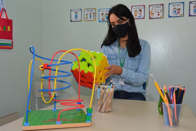 Na foto a estagiária da Escola Monteiro Lobato, Ariadine Aparecida Rosa Gutierres, aluna do sexto período de Pedagogia