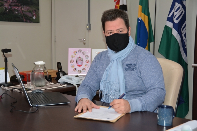 Prefeito assina Decreto que manda para fim da fila quem tentar escolher vacina