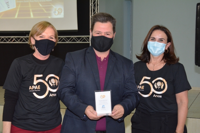 Prefeito Prado com a presidente da APAE, Márcia Pompermayer durante o evento realizado no domingo, 4