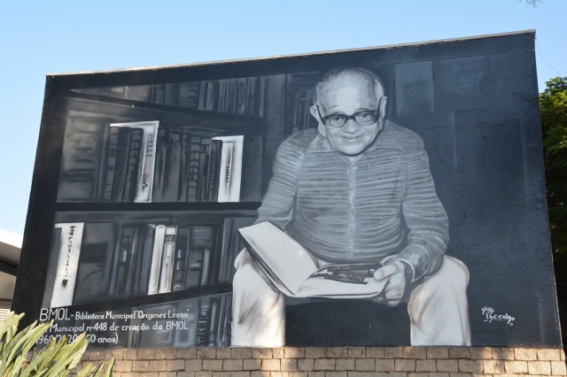 Grafite produzido pelo artista plástico Cristiano Paccola destaca a criação da BMOL e o seu patrono, o escritor Orígenes Lessa