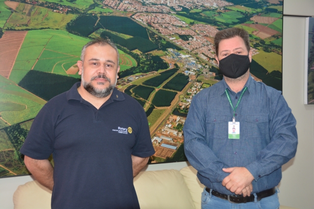 Prefeito Prado durante encontro com o novo presidente do Rotary Club Cidade do Livro