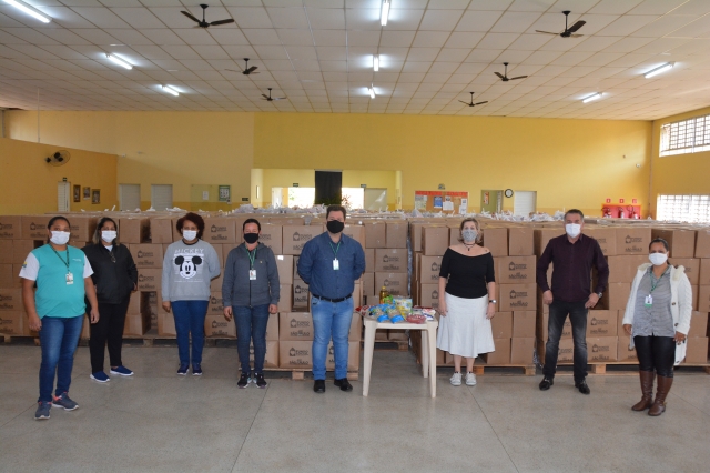 Doações vão para famílias atendidas pelo programa alimento solidário