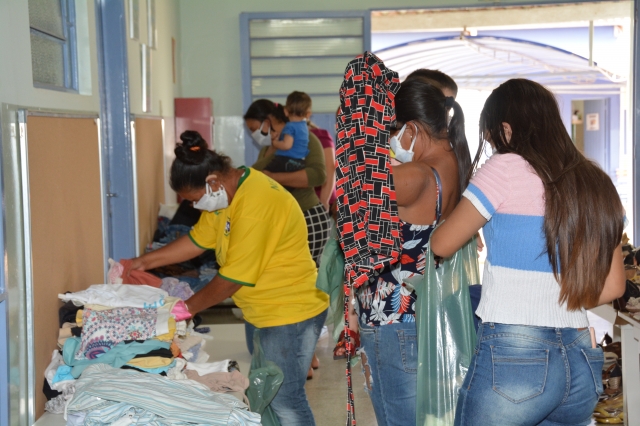 Distribuição de roupas na Creche do Jardim Primavera