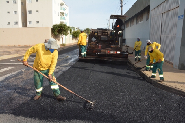 Trecho da rua João Carneiro Geraldes (Vila Ubirama) que recebeu as obras de recape nesta terça-feira