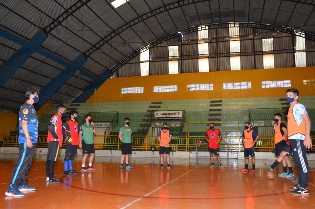Participantes da escolinha de futsal durante atividade no Ginásio de Esportes Antônio Lorenzetti Filho, o Tonicão