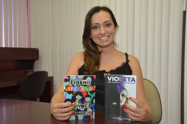 Amanda Madóglio propõe semanalmente temas para debates e produção de textos; encontros são realizados virtualmente entre os integrantes do grupo