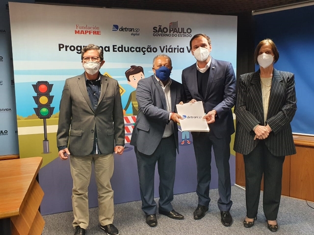 Atividades vão envolver alunos da Educação Infantil e do Ensino Fundamental; na foto Manezinho recebe o Termo de Convênio