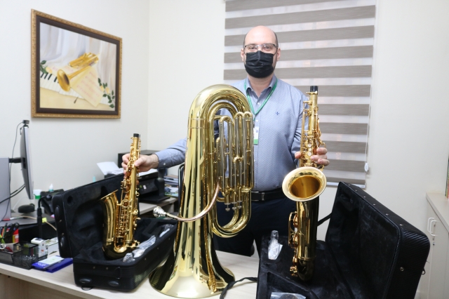 Maestro Marcelo Maganha com os instrumentos doados pela Funarte