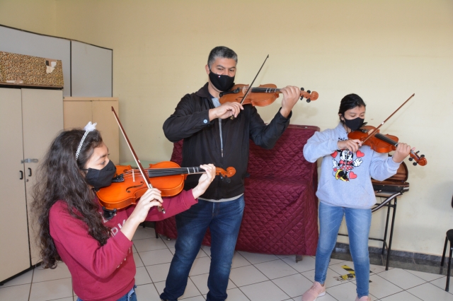 Alunos do curso de cordas friccionadas durante aula na Casa da Cultura