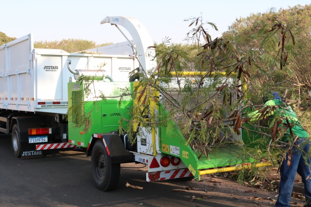 Caminhão e equipamento triturador de galhos e podas agilizou serviço; material triturado vai para compostagem