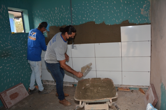 Instalação de revestimento de cerâmica vai proporcionar mais higiene ao espaço