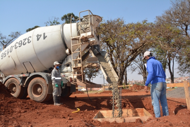 Orquidário Municipal integra macroprojeto do futuro Parque Botânico de Lençóis Paulista, na foto, serviço de concretagem das fundações