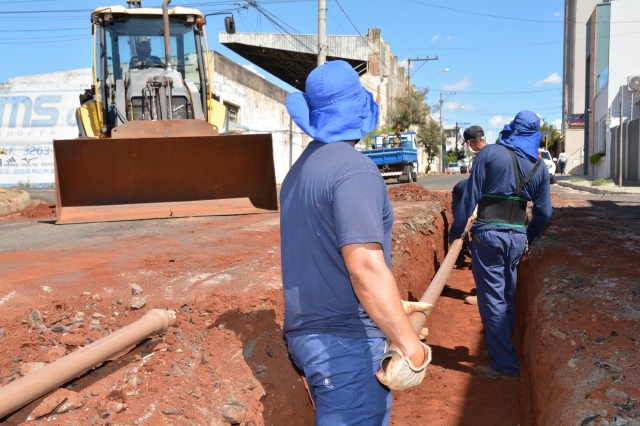 Servidores do SAAE durante a execução das obras na Ignácio Anselmo