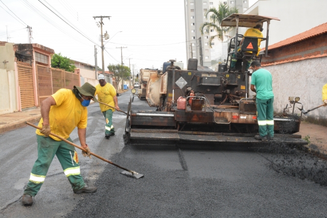 Funcionários da empresa contratada pela Prefeitura trabalham em trecho da Rua Treze de Maio