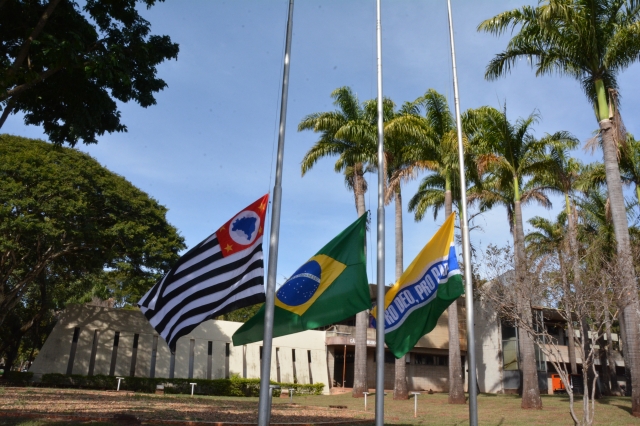 Por 15 meses, as bandeiras estiveram hasteadas a meio mastro, em sinal de luto às vítimas da Covid-19