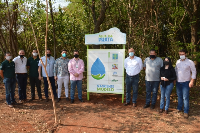 Instalação de placa na área da nascente marca início da parceria