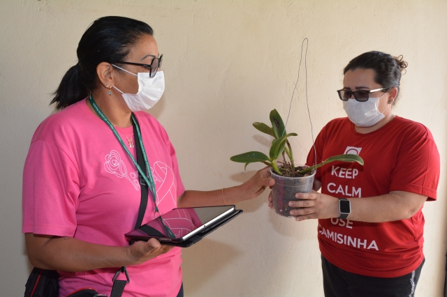 Na foto, agentes comunitários de saúde durante visita em residência