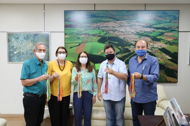 Santuário produziu fitinhas com a inscrição "Nossa Senhora da Piedade rogai por nós e protegei nossa cidade"