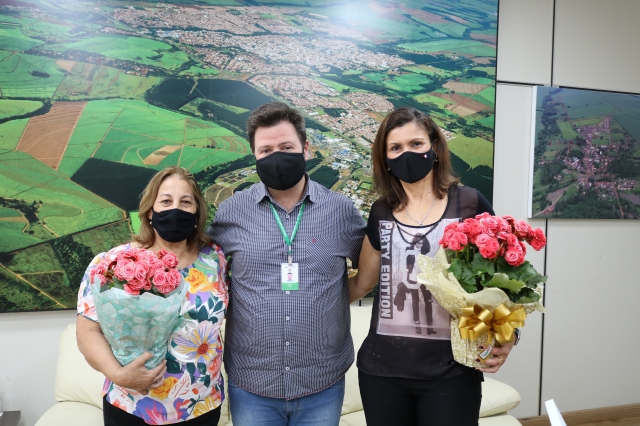 Por meio das profissionais Iojane e Zezé, Prado estende a homenagem a todos os professores da rede municipal