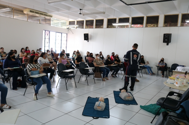 Servidores de creche aprendem como agir em casos de acidentes