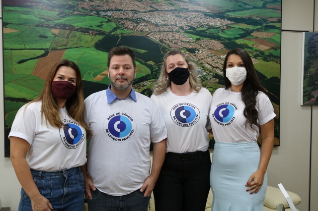 Renda das camisetas vai toda para a Rede do Câncer; o prefeito Anderson Prado retirou a máscara por alguns instantes para tirar a foto