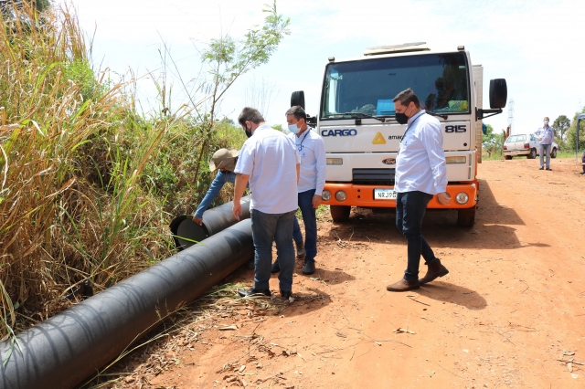 Prefeito Anderson Prado, diretor do SAAE, André Paccola Sasso e coordenador de engenharia da autarquia Evandro Dalbem em acompanhamento da obra