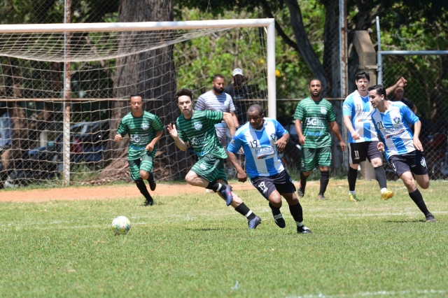 No Estádio Eugênio Paccola a Chape (uniforme verde) derrotou a Associação Atlética Lençoense e conquistou vaga para as quartas de final