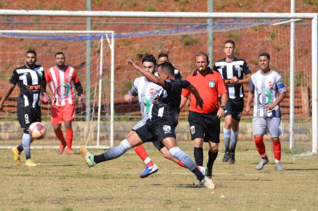 Unidos do Júlio Ferrari (calções pretos) goleou o Vila Nova por 6 a 1 na rodada de domingo, 14