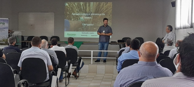 Prefeito Prado fazendo discurso de agradecimento durante o evento