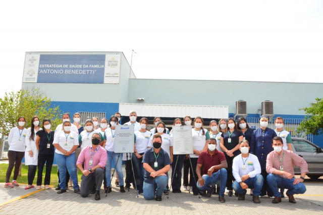 No projeto de reforma, foram executados aproximadamente 535 metros quadrados de construção, na foto autoridades e equipe da ESF após o ato