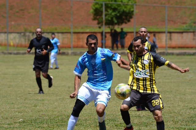 Raça Carolina e C.E.U (uniforme azul) empataram em 0 a 0 no tempo normal; na disputa de pênaltis, o C.E.U venceu por 3 a 1