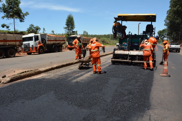 Funcionários trabalham na execução das obras na Rodovia Juliano Lorenzetti
