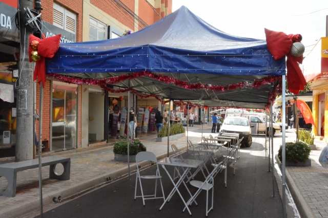 Posto de vacinação está montado em frente ao Edifício Paccola