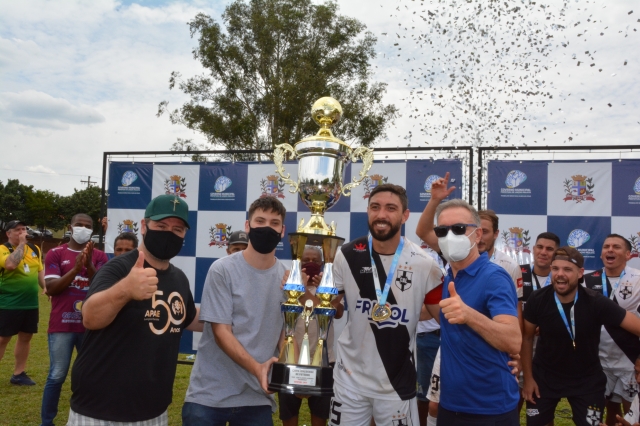 Igor Prado, capitão do CAL, recebe o troféu ao lado do prefeito Prado e dos familiares do patrono da Copa, Raul (filho) e de seu irmão Ailton Tipó Laurindo