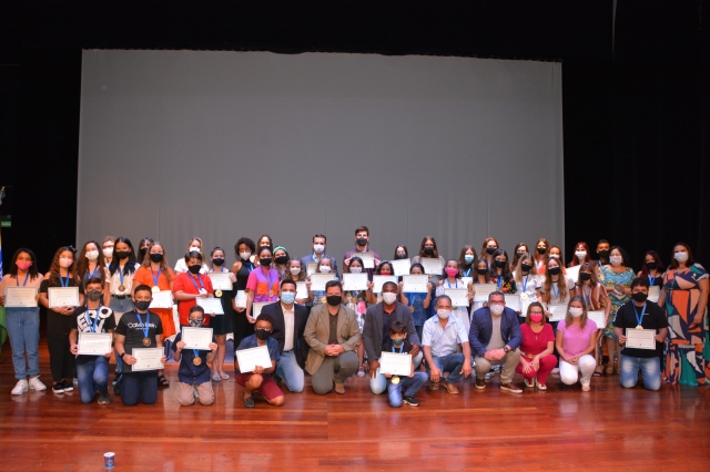 Sessão Solene foi realizada nas dependências do Teatro Municipal para homenagear alunos da Rede Municipal, Estadual e Particular de Lençóis Paulista
