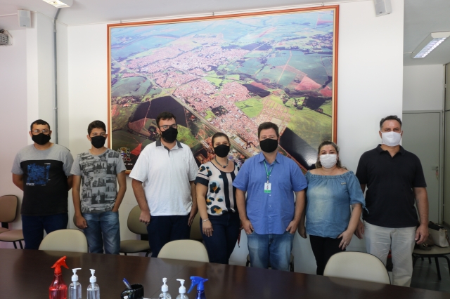 Na foto, o professor Divino, os alunos Giovani e Pedro, a Diretora da escola, Carla Angelici, prefeito Anderson Prado, professora Ivana e o professor Leandro