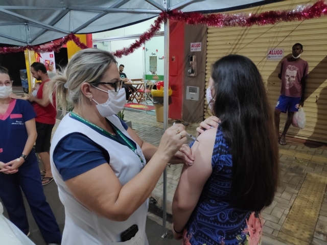Quase quatro mil pessoas receberam a vacina no posto montado na Rua XV de Novembro
