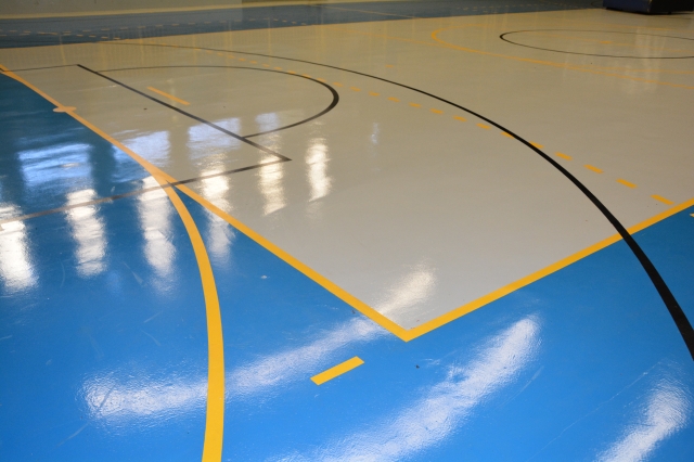 Quadra recebeu piso Epoxi e nova demarcação das linhas que delimitam o espaço de cada modalidade