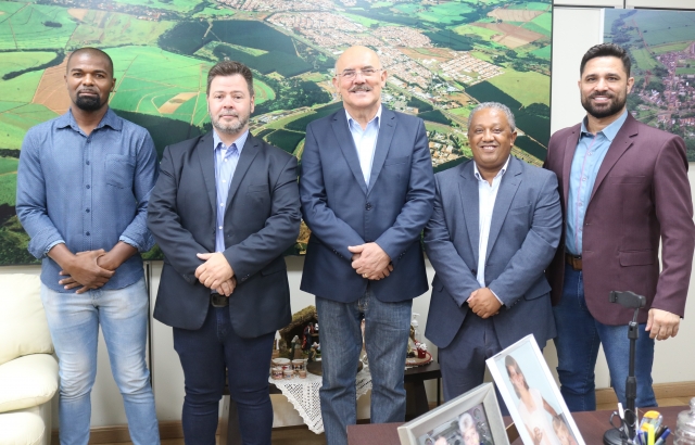 Prado, Manezinho, Railson, Bibaia e o ministro Milton Ribeiro tiraram a máscara apenas para a foto.